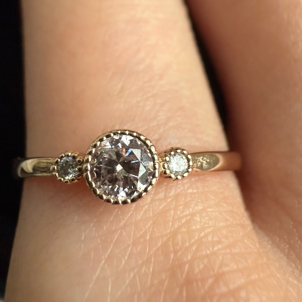 🚫SOLD🚫 18K Solid Gold 3 Diamond Ring Size 6.5 - Picture 4 of 13